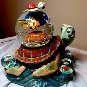 Disney Nemo & Crush Snowglobe